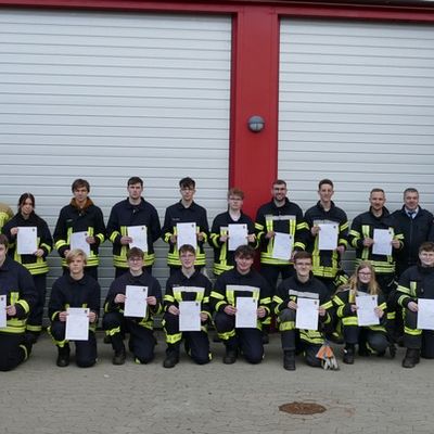 FW Südheide: 16 neue Einsatzkräfte für die Freiwillige Feuerwehr 12 neue Feuerwehrleute aus der Gemeinde Südheide und 4 Mitglieder aus der Gemeinde Faßberg erreichen die "Qualifikationsstufe Einsatzfähigkeit".