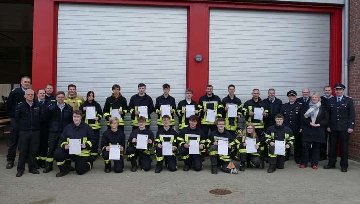 FW Südheide: 16 neue Einsatzkräfte für die Freiwillige Feuerwehr 12 neue Feuerwehrleute aus der Gemeinde Südheide und 4 Mitglieder aus der Gemeinde Faßberg erreichen die "Qualifikationsstufe Einsatzfähigkeit".