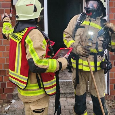 FW Grevenbroich: 30 Personen bei Kellerbrand aus Wohnhaus in Grevenbroich gerettet / Vollalarm für die Feuerwehr - Zweiter Brand im Haus binnen elf Tagen