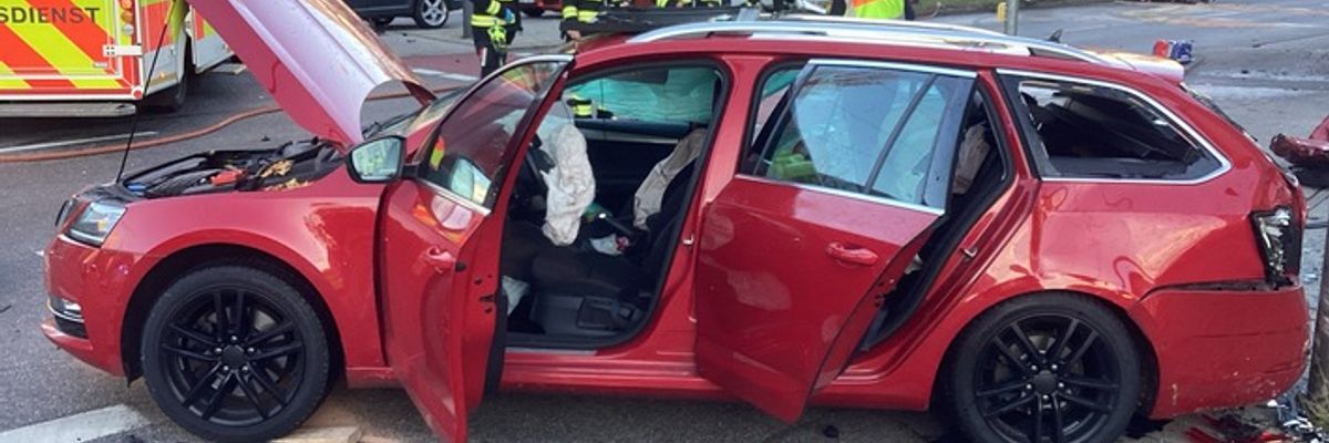 FW-M: Kleinkind bei schwerem Verkehrsunfall verstorben(Berg am Laim)