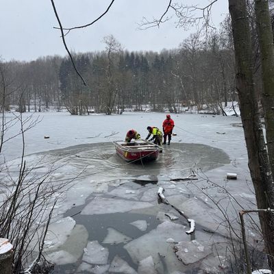 FW Menden: Feuerwehr Menden übt Eisrettung auf dem Hexenteich