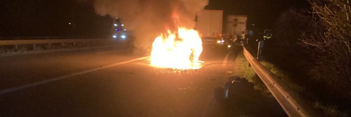 FW Speyer: Pkw-Brand nach Auffahrunfall auf Rastplatz Binshof
