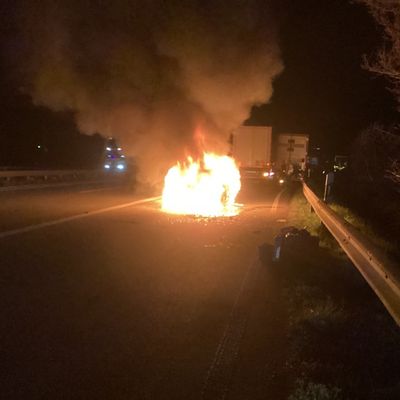 FW Speyer: Pkw-Brand nach Auffahrunfall auf Rastplatz Binshof