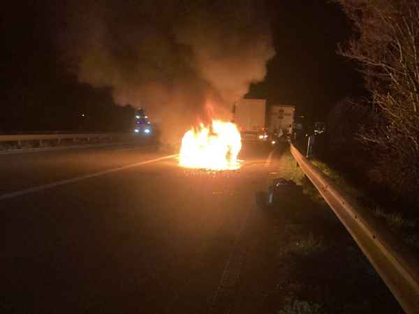 FW Speyer: Pkw-Brand nach Auffahrunfall auf Rastplatz Binshof