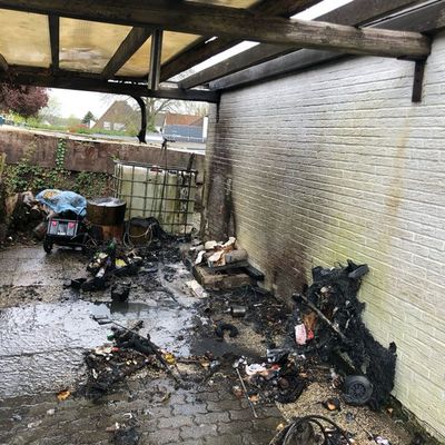 FW-KLE: Müll unter Carport in Brand geraten