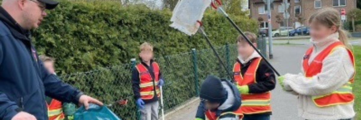 FW Kranenburg: Blaulichtzwerge sammeln 40 Kilogramm Müll