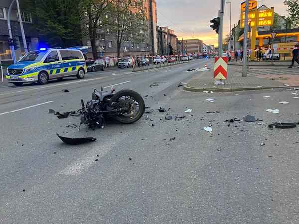 FW-MH: Schwerer Verkehrsunfall zwischen PKW und Motorrad