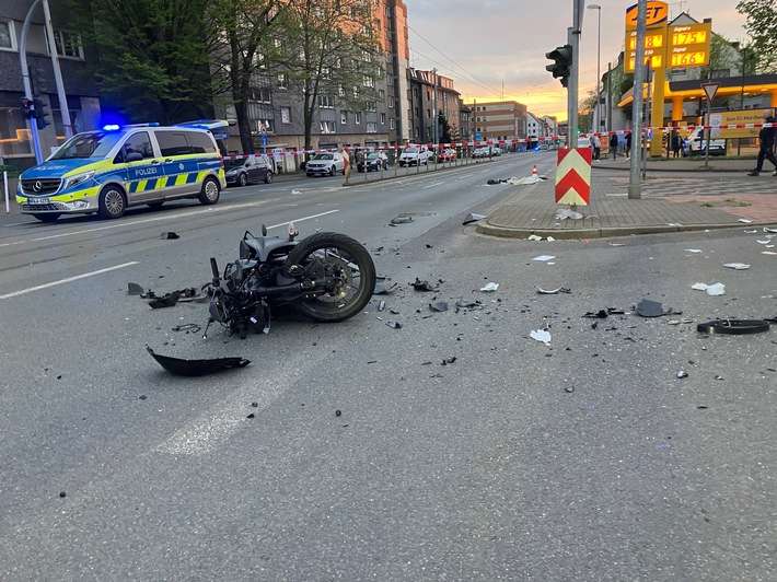 FW-MH: Schwerer Verkehrsunfall zwischen PKW und Motorrad