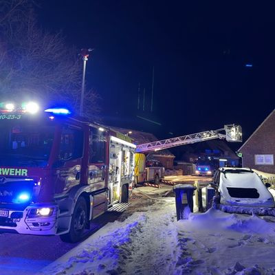FW-AUR: Feuer an Carport greift auf Elektroautos über