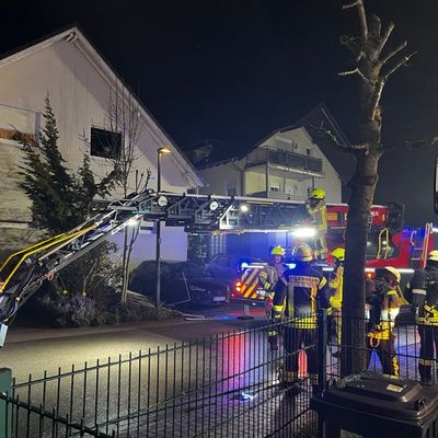 FW Ense: Zimmerbrand in Ense-Bremen / Feuerwehr mit 2 Löschzügen im Einsatz