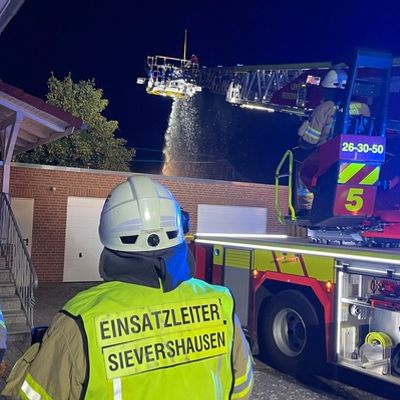 FW Lehrte: Großbrand in Sievershausen: Feuerwehr verhindert Übergreifen auf Garagen und Wohnhaus