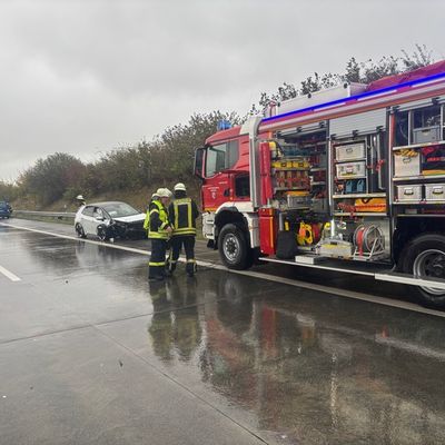 FW-ROW: Verkehrsunfall auf der A1 - Feuerwehr und Rettungsdienst im Einsatz