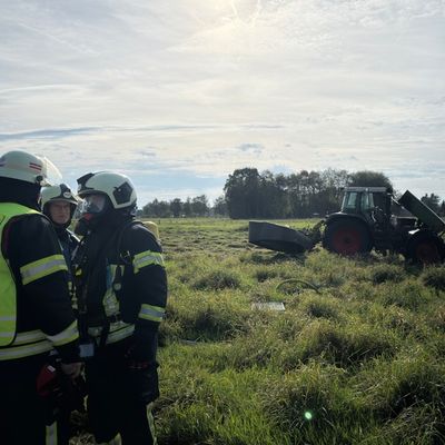 FW-AUR: Motorraum eines Schleppers in Flammen