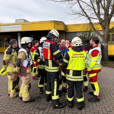 FW-MH: Vermuteter Reizgasaustritt am Berufskolleg - Feuerwehr kontrolliert Bereich
