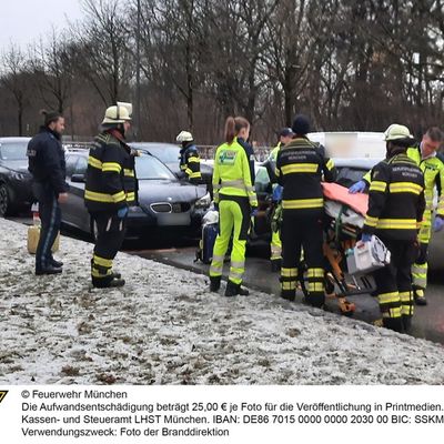 FW-M: Medizinischer Notfall mündet in Verkehrsunfall (Schwabing)