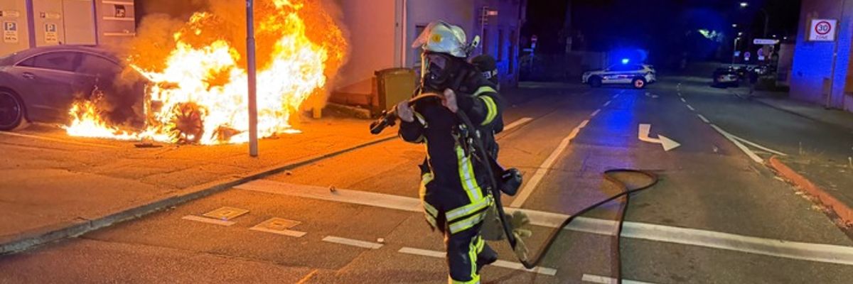 FW Weinheim: Pkw Brand in der Mannheimer Straße. Feuerwehr rettet Bewohner aus verrauchter Wohnung