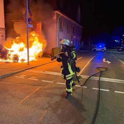 FW Weinheim: Pkw Brand in der Mannheimer Straße. Feuerwehr rettet Bewohner aus verrauchter Wohnung