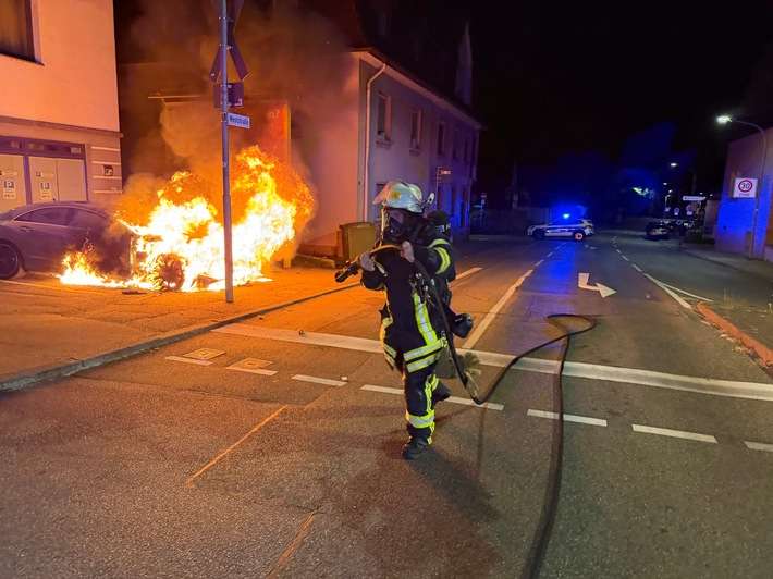 FW Weinheim: Pkw Brand in der Mannheimer Straße. Feuerwehr rettet Bewohner aus verrauchter Wohnung