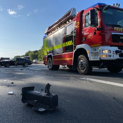 FW Lehrte: Verkehrsunfall zwischen PKW und LKW auf der Autobahn - LKW behindern über vier Fahrspuren nebeneinander die Anfahrt der Rettungskräfte