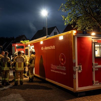 FW Dörentrup: Strohballenbrand entwickelte sich rasant zu kräftezehrendem Einsatz für die Feuerwehr