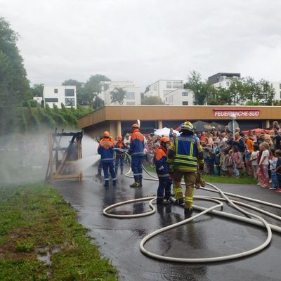 FW Weinheim: Auch bei Regen fasziniert die Freiwillige Feuerwehr großer Besucherandrang auf der Wache Süd