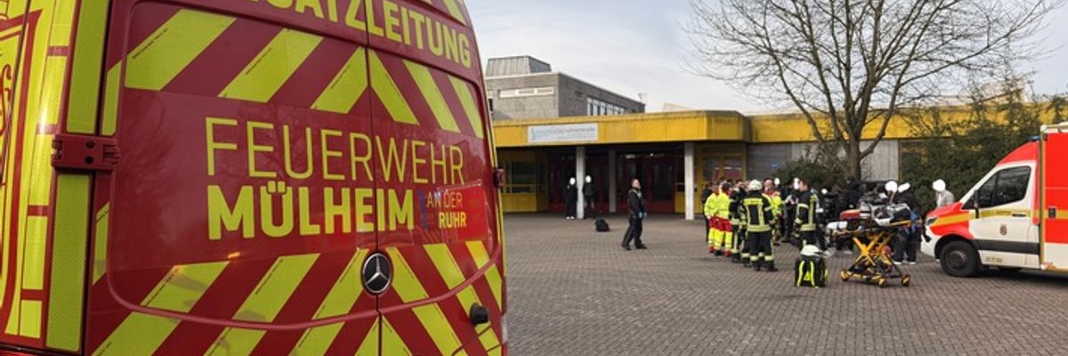 FW-MH: Vermuteter Reizgasaustritt am Berufskolleg - Feuerwehr kontrolliert Bereich