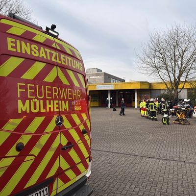 FW-MH: Vermuteter Reizgasaustritt am Berufskolleg - Feuerwehr kontrolliert Bereich
