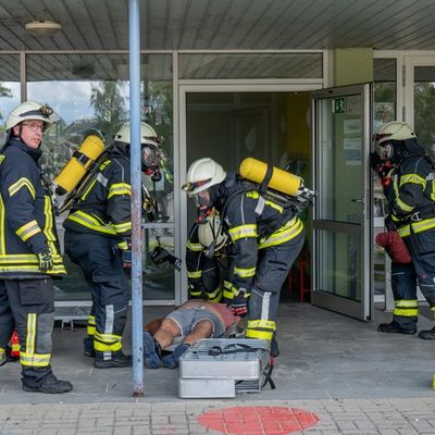 FW-KLE: Realitätsnahe Großübung an der St. Markus Grundschule in Schneppenbaum - Feuerwehr, Rettungsdienst und DLRG trainieren den Ernstfall gemeinsam