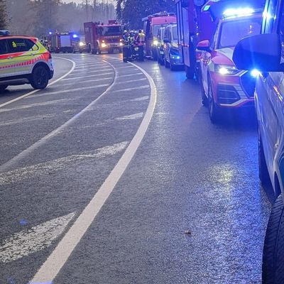 FW Horn-Bad Meinberg: Schwerer Verkehrsunfall mit tödlich verletzter Person