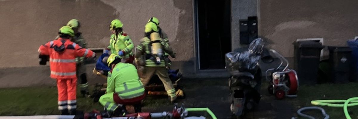 FW Ratingen: FW Ratingen: - Person aus verrauchter Wohnung gerettet