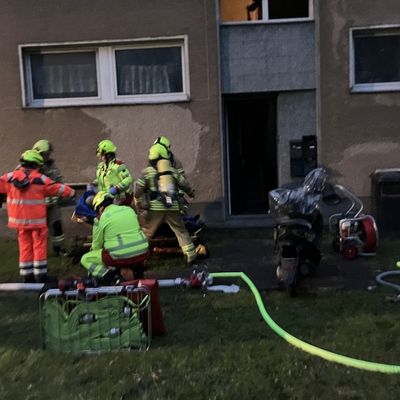 FW Ratingen: FW Ratingen: - Person aus verrauchter Wohnung gerettet