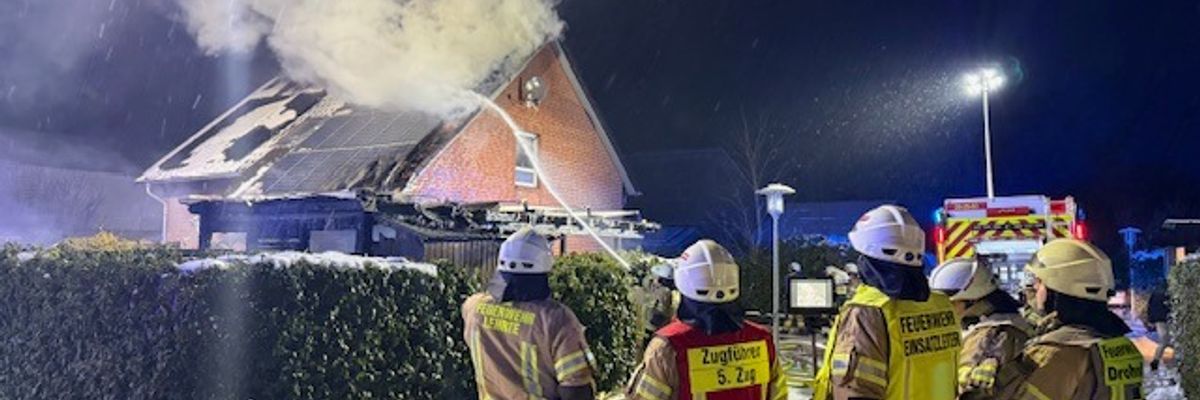 FW Lehrte: Dachstuhlbrand in Immensen - 80 Einsatzkräfte bei winterlichen Bedingungen gefordert
