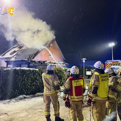 FW Lehrte: Dachstuhlbrand in Immensen - 80 Einsatzkräfte bei winterlichen Bedingungen gefordert