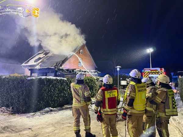 FW Lehrte: Dachstuhlbrand in Immensen - 80 Einsatzkräfte bei winterlichen Bedingungen gefordert