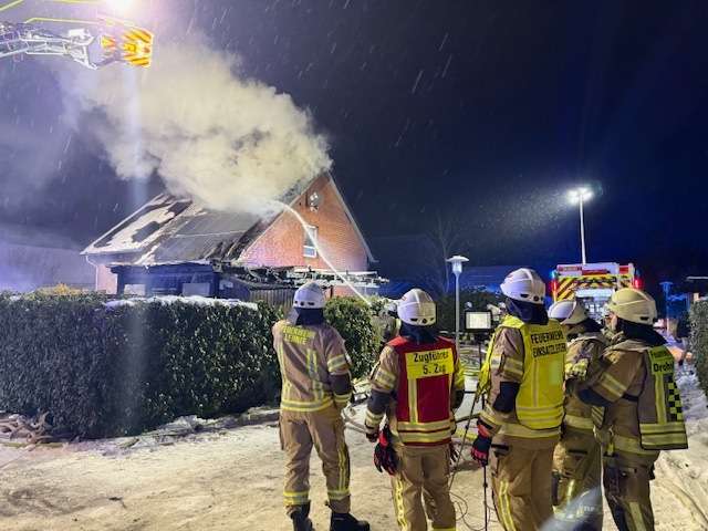 FW Lehrte: Dachstuhlbrand in Immensen - 80 Einsatzkräfte bei winterlichen Bedingungen gefordert
