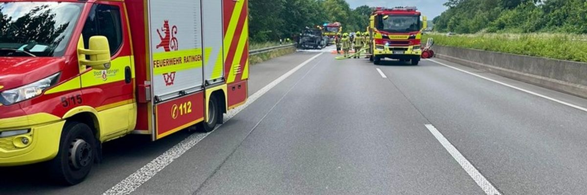 FW Ratingen: Brennender LKW auf der BAB 52 sorgt für Vollsperrung