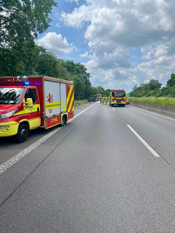 FW Ratingen: Brennender LKW auf der BAB 52 sorgt für Vollsperrung