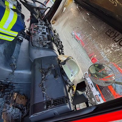 FW Datteln: Drehleiter brennt in der Fahrzeughalle