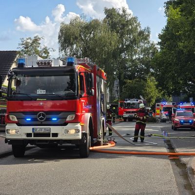 FW Bad Segeberg: Brand eines Anbaus in voller Ausdehnung - zwei Katzen gerettet