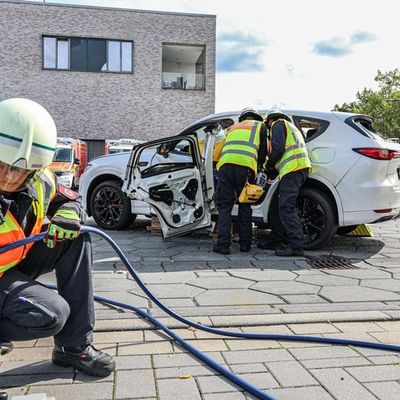 FW-LEV: Feuerwehr Leverkusen übt an Mazda-Plug-in-Hybrid Modellen Praxisnahe Ausbildung in der technischen Hilfeleistung an modernsten Fahrzeugen