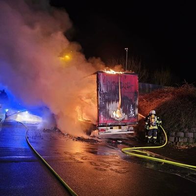 FW Bad Honnef: LKW-Brand sorgt für neunstündigen Feuerwehreinsatz