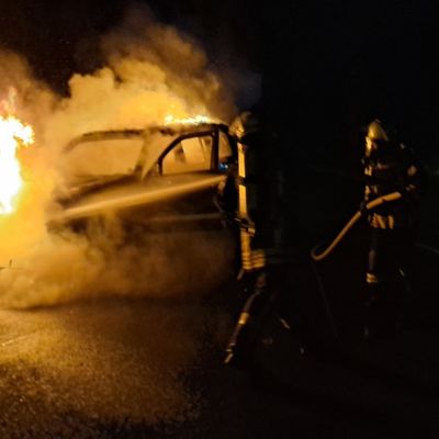 FW Lüchow-Dannenberg: +++ PKW brennt am Elbdeich +++ Insassen blieben unverletzt +++ Ursache unklar +++