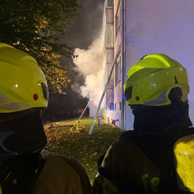 FW-DT: Kellerbrand in Detmold: Mehrere Kinder über Drehleiter gerettet