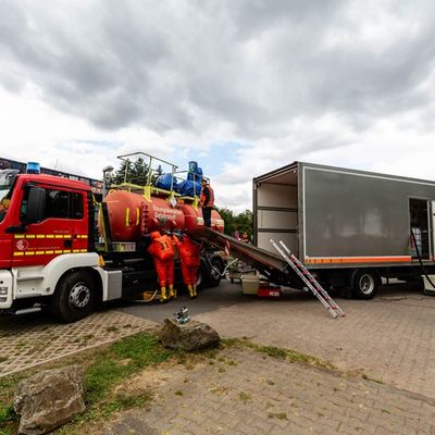 Feuerwehr MTK: "Red Tanker '25": 120 Einsatzkräfte proben Gefahrstofflage an der Heinrich-von-Kleist-Schule Eschborn
