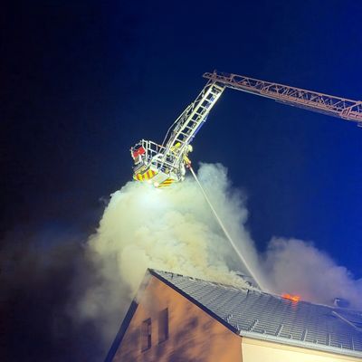 FW Dresden: Dachstuhlbrand in Dresden-Söbrigen - Fünf leicht verletzte Personen versorgt