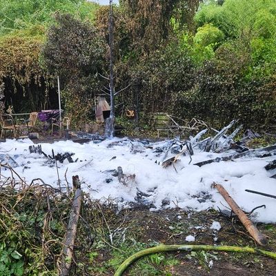 FW-OB: Brand einer Gartenlaube in Kleingartenanlage - Feuerwehr verhindert Ausbreitung
