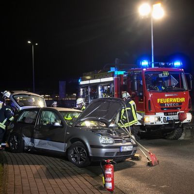 FW LK Neunkirchen: Drei Verletzte bei Unfall - Feuerwehr rettet Schwerverletzte aus Wrack