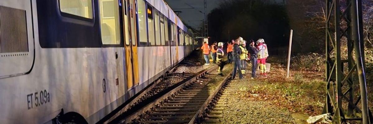 FW-DO: Mehrere Personen im Gleisbett nach technischem Defekt eines Personenzuges