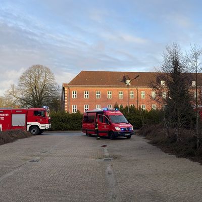 FW-AUR: Ertönender Alarm aus verschlossenem Gebäude