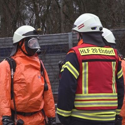FW-ROW: Gefahrguteinsatz auf der A1 bei Sottrum - keine Verletzten